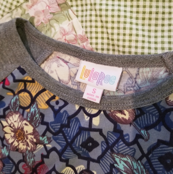 LuLaRoe Floral Jersey Size Small - Picture 3 of 4